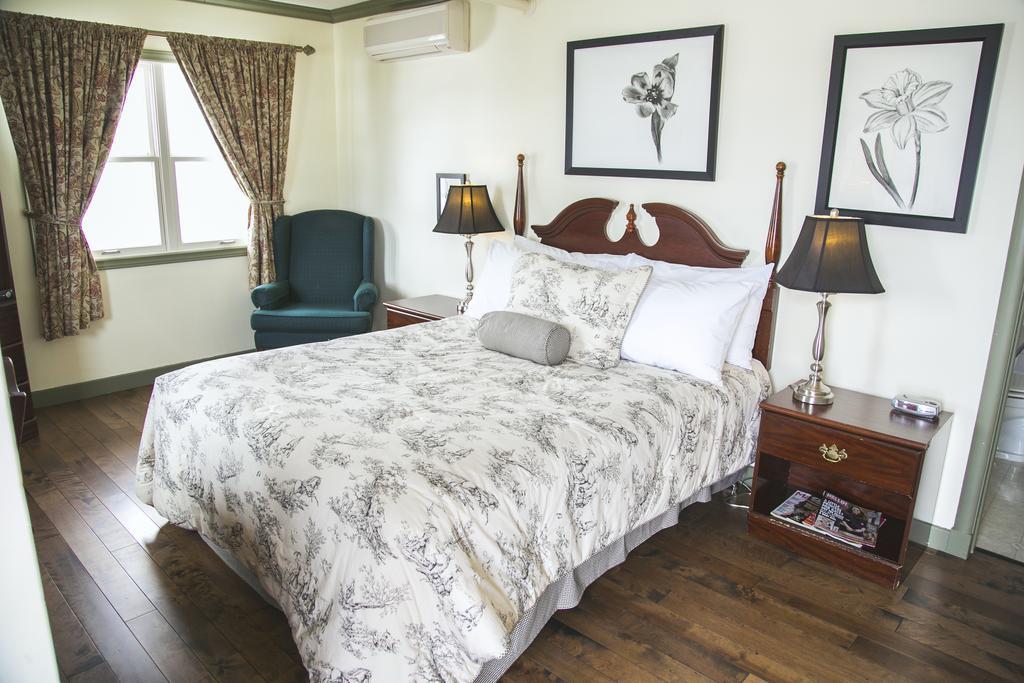 Lanes Privateer Inn